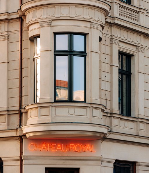Blick auf die historische helle Fassade des Boutiquehotels Château Royal in Berlin Mitte
