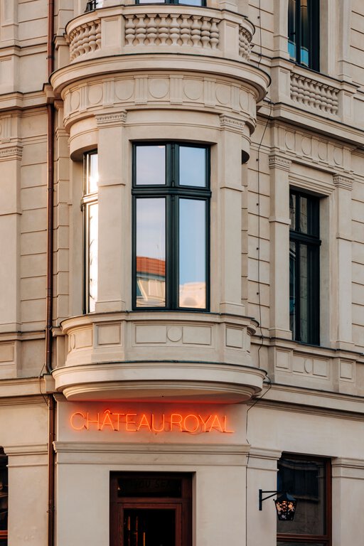 View of the historic, bright facade of the boutique hotel Château Royal in Berlin Mitte