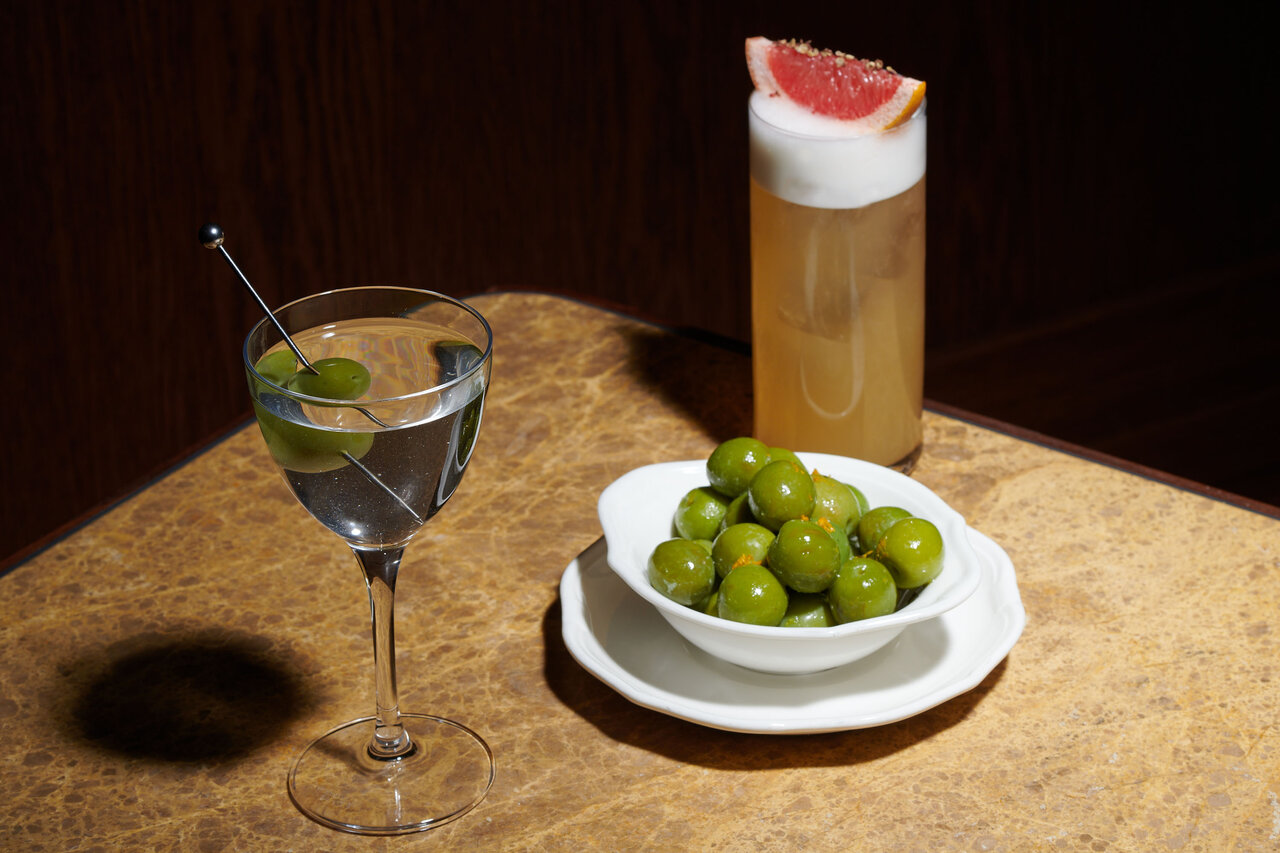 Klassische Drinks und Cocktails serviert mit Oliven in der Château Royal Bar in Berlin Mitte