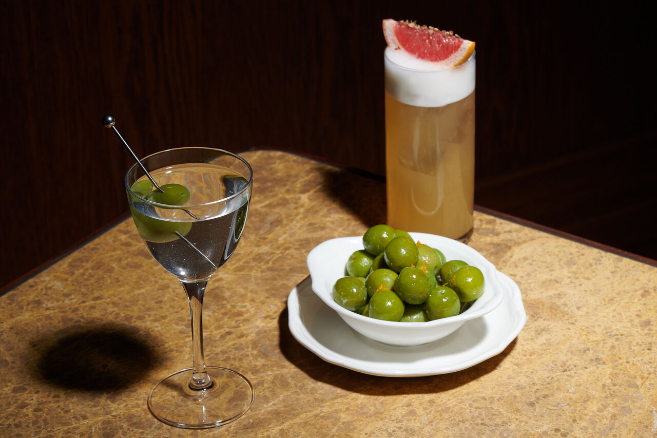 Classic drinks and cocktails served with olives at the Château Royal Bar in Berlin Mitte