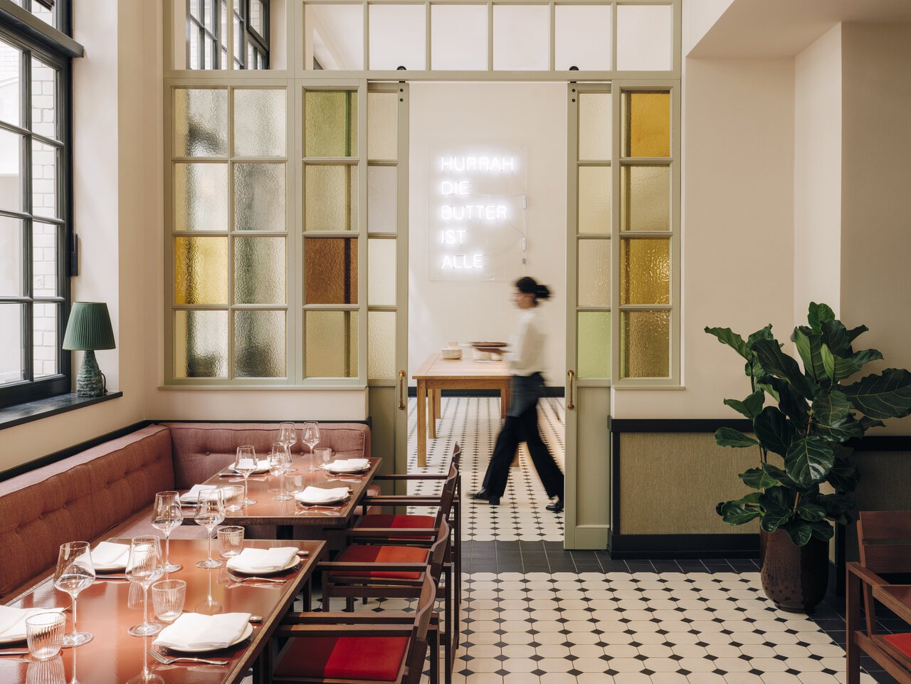 Das im Restaurant von Château Royal in Berlin Mitte hängende, text-basierte Kunstwerk von Karl Holmqvist.