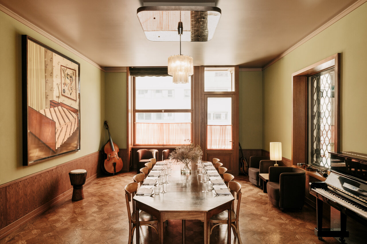 Elegant, aber schlicht eingedeckte Tafel für zehn Personen im Musikzimmer des Château Royal, welches als Eventlocation in Berlin Mitte zur Verfügung steht