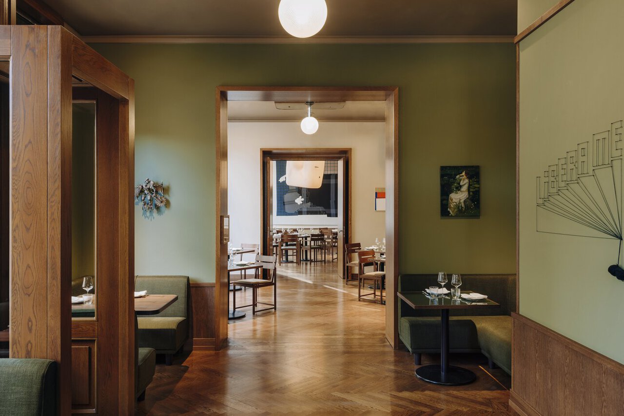 View of the carefully designed restaurant and bar areas of the Château Royal, which extend over several rooms and are available as an event location in Berlin Mitte