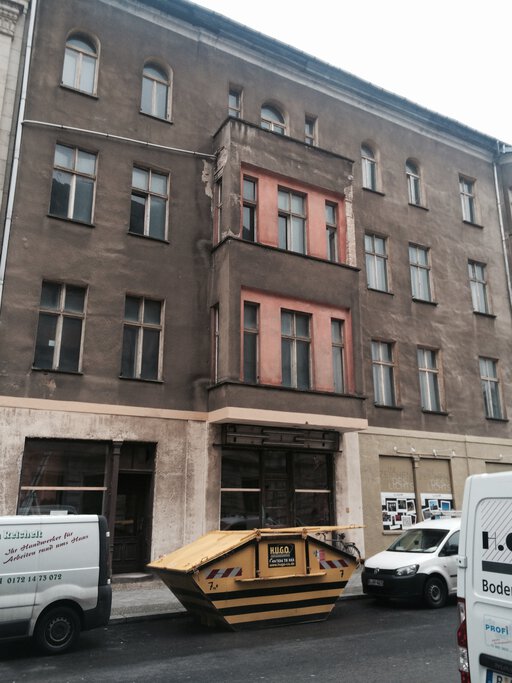 Ansicht der heruntergekommenen Fassade des Gebäudes Mittelstraße 42 im Jahr 2013.