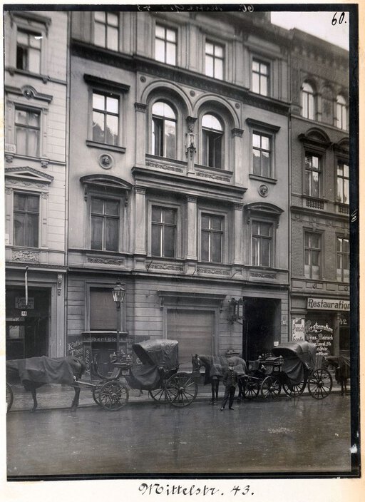Blick auf die Fassade des Gebäudes Mittelstraße 42 um 1900