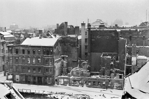 Blick von oben auf die zerstörten Gebäude in der Neustädtischen Kirchstraße nach der Bombardierung im Zweiten Weltkrieg.