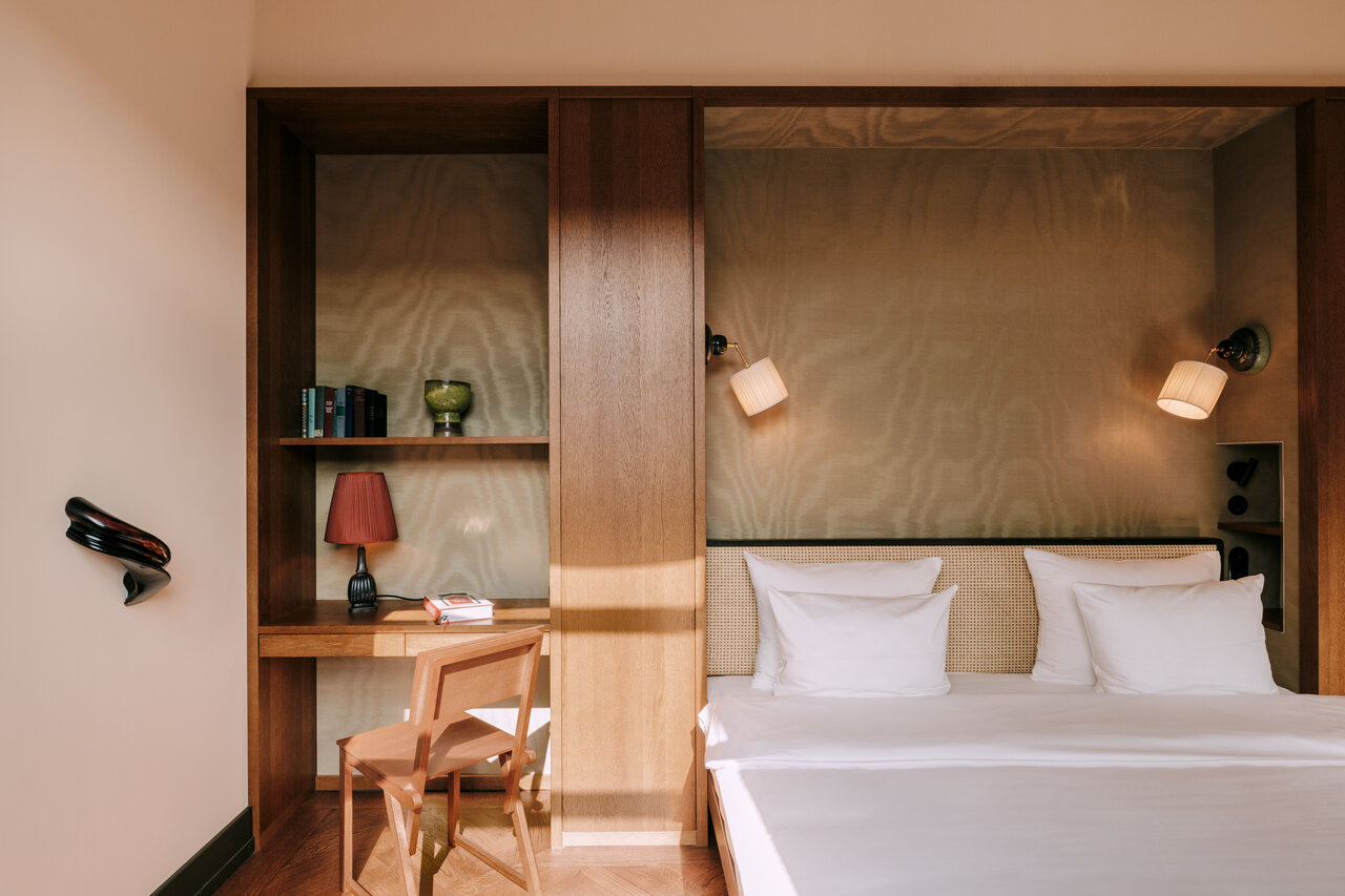 In eine elegante Schrankwand integriertes Doppelbett in einem mit Kunst ausgestatteten Hotelzimmer im Boutiquehotel des Château Royal Berlin