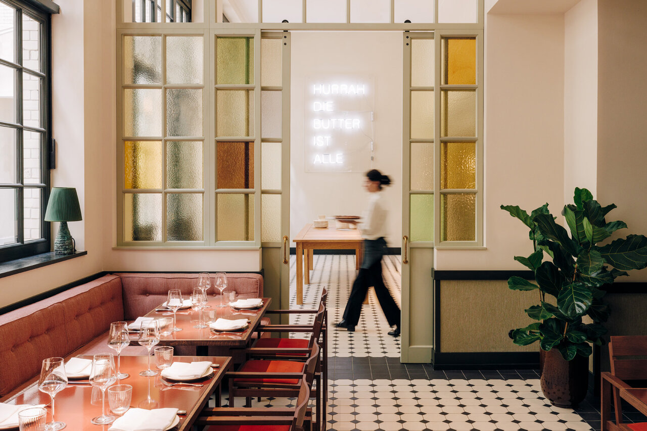 Das im Restaurant von Château Royal in Berlin Mitte hängende, text-basierte Kunstwerk von Karl Holmqvist.