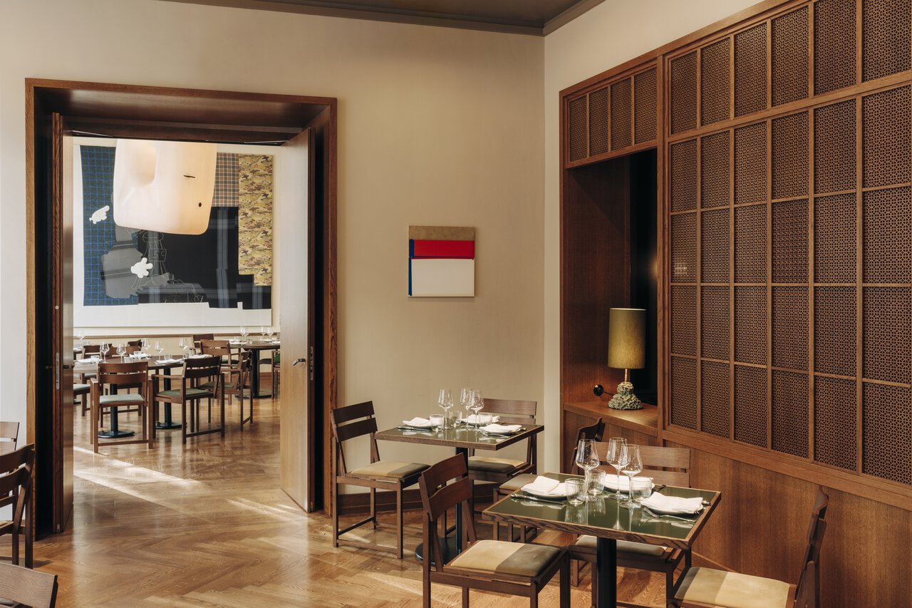 The restaurant in the Château Royal in Berlin Mitte exhibits works of art by various artists.